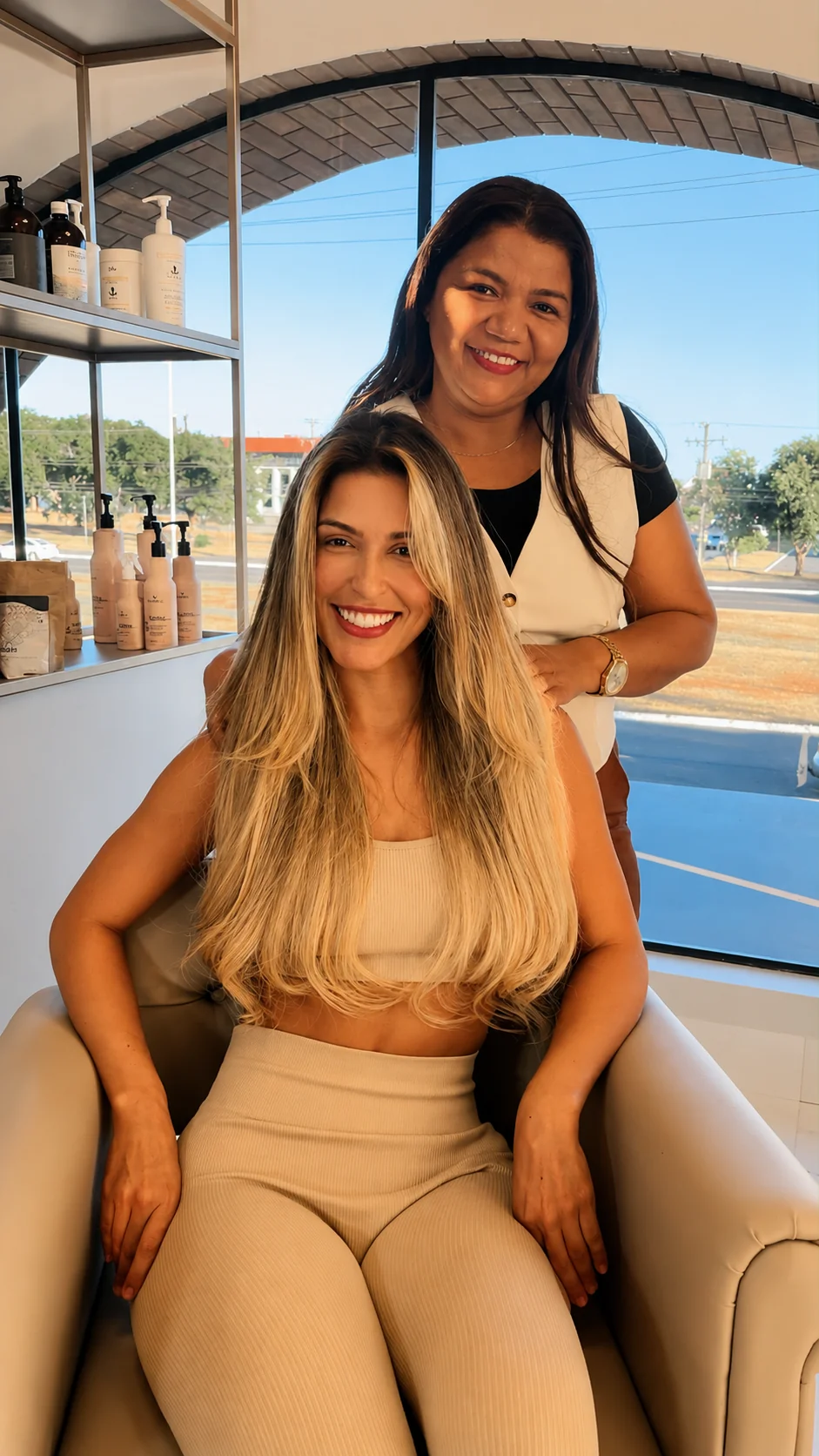 Marlla ao lado de uma cliente após atendimento no Studio Marlla